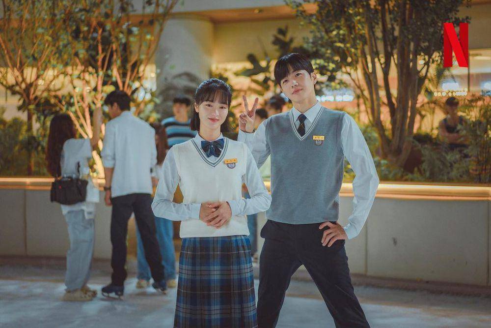 Jeon Yeo Been dan Kang Hoon di drama A Time Called You (instagram.com/ netflixkcontent)
