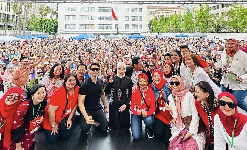 7 Potret Putri Ariani Meriahkan Pesta Rakyat di KJRI Los Angeles