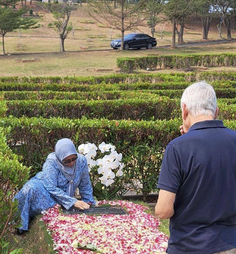 potret BCL nyekar ke makam mendiang Ashraf (Instagram.com/dida_sinclair)