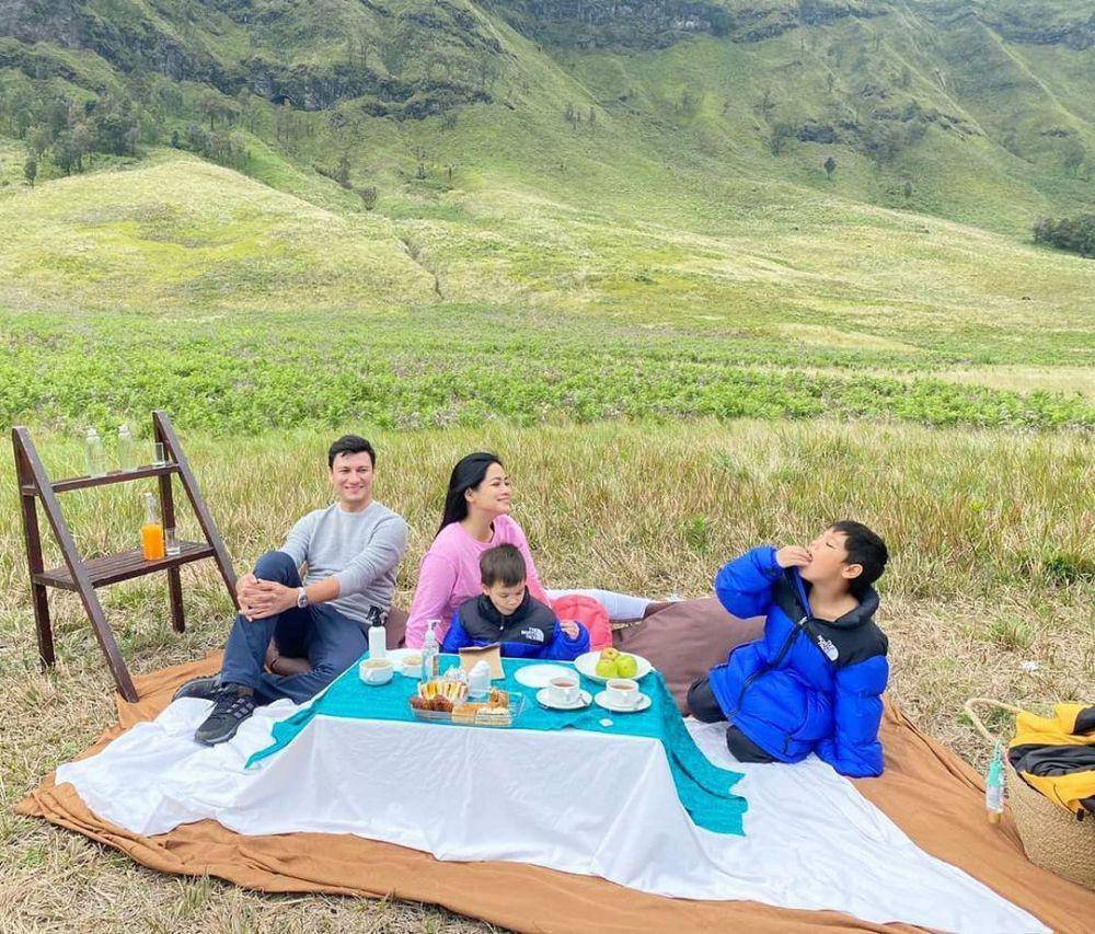 pemotretan artis di Bromo (instagram.com/titi_kamall)