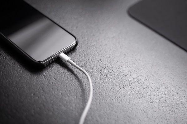 7  Ciri-Ciri Charger iPhone Orisinal yang Wajib Dikenali