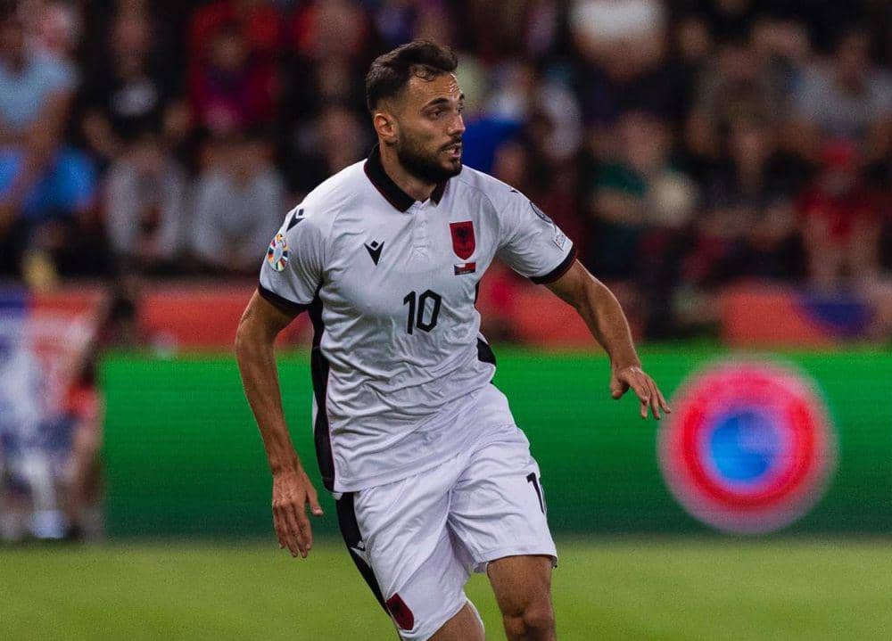 Nedim Bajrami saat membela Timnas Albania. (instagram.com/bajraminedim11)