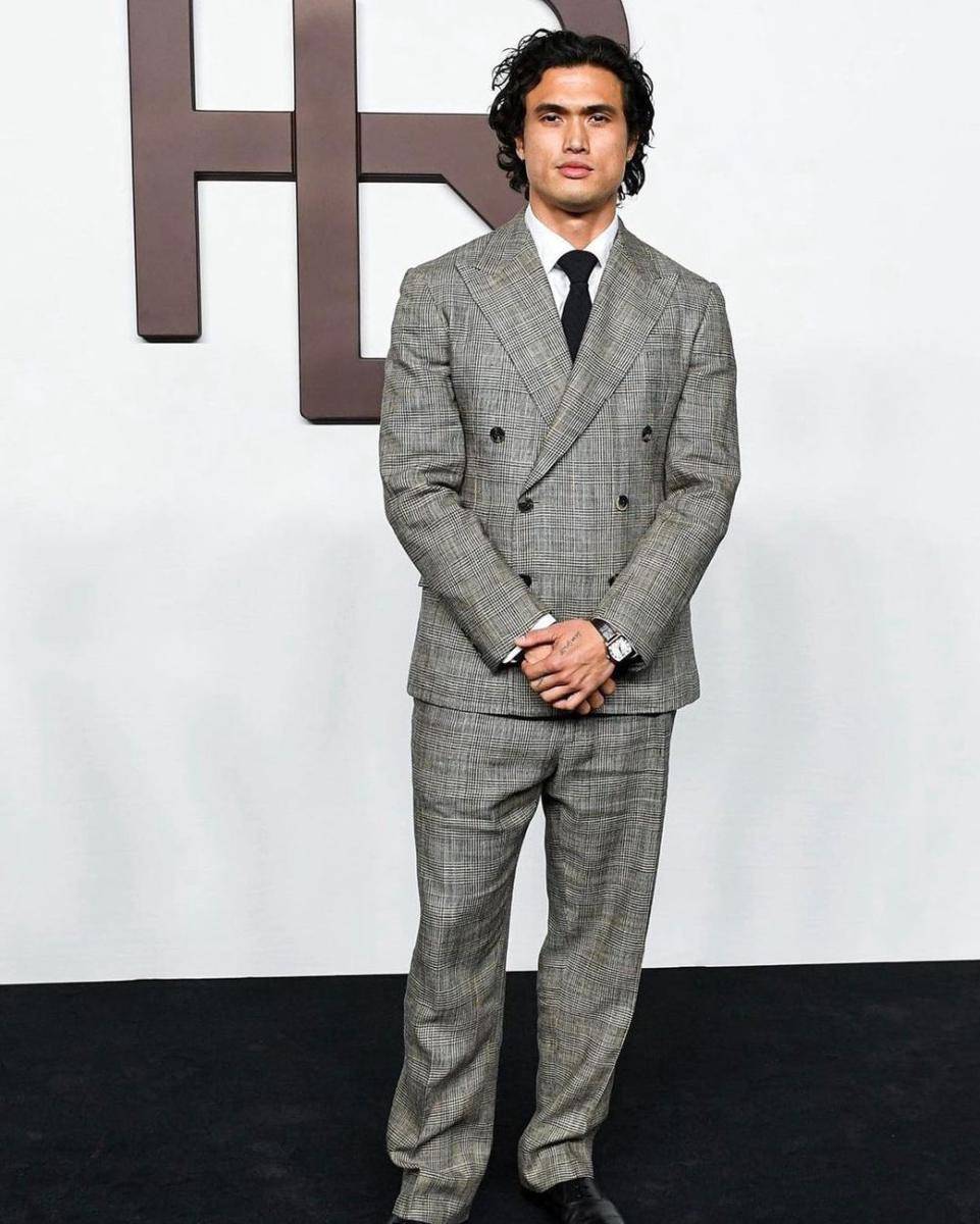 Potret Charles Melton di NYFW 2023 (instagram.com/charlesupdates)