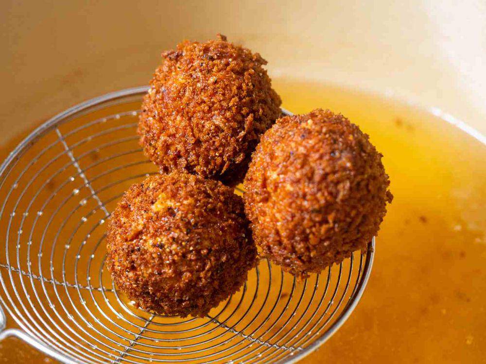 ilustrasi bakso goreng (12tomatoes.com)