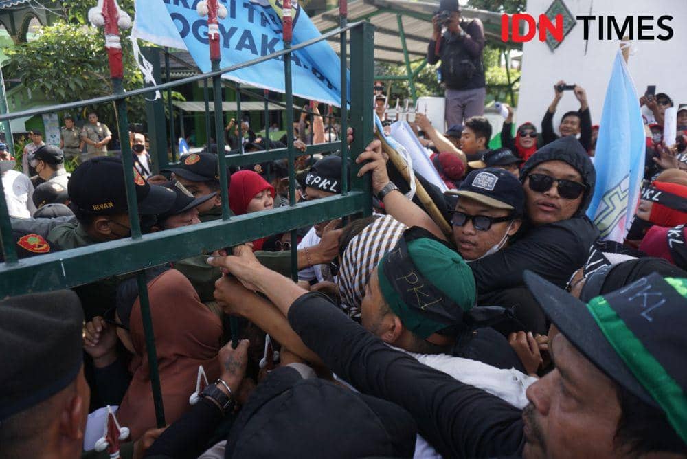 PKL Teras Malioboro 2 menggeruduk Balai Kota Yogyakarta, Senin (18/9/2023) (IDNTimes/Herlambang Jati)