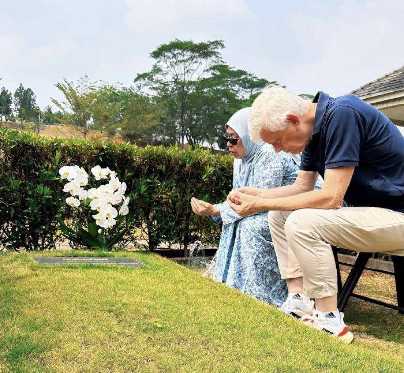 potret BCL nyekar ke makam mendiang Ashraf (Instagram.com/bclsinclair)