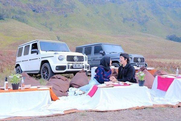 pemotretan artis di Bromo (instagram.com/attahalilintar)