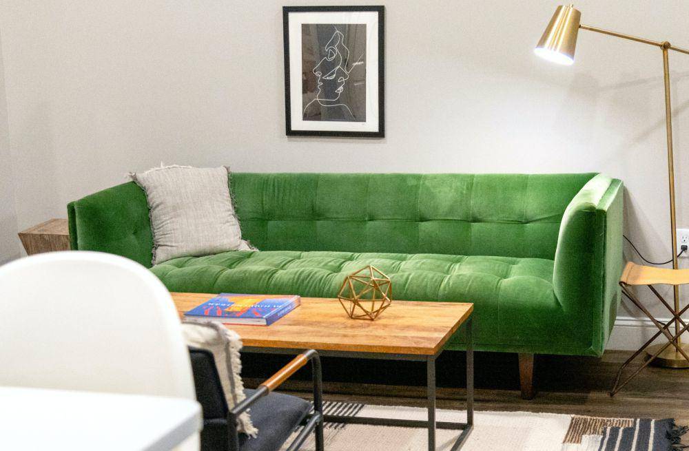 inspirasi ruang keluarga dengan sofa hijau (unsplash.com/Andrea Davis)