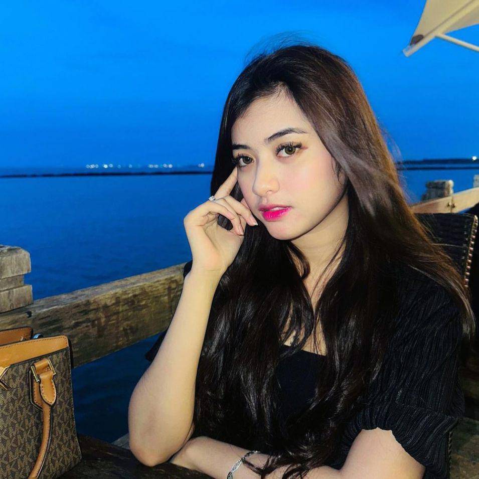 Adinda Patry (instagram.com/adindahalonaa)