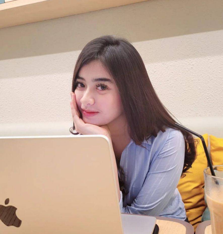 Adinda Patry (instagram.com/adindahalonaa)