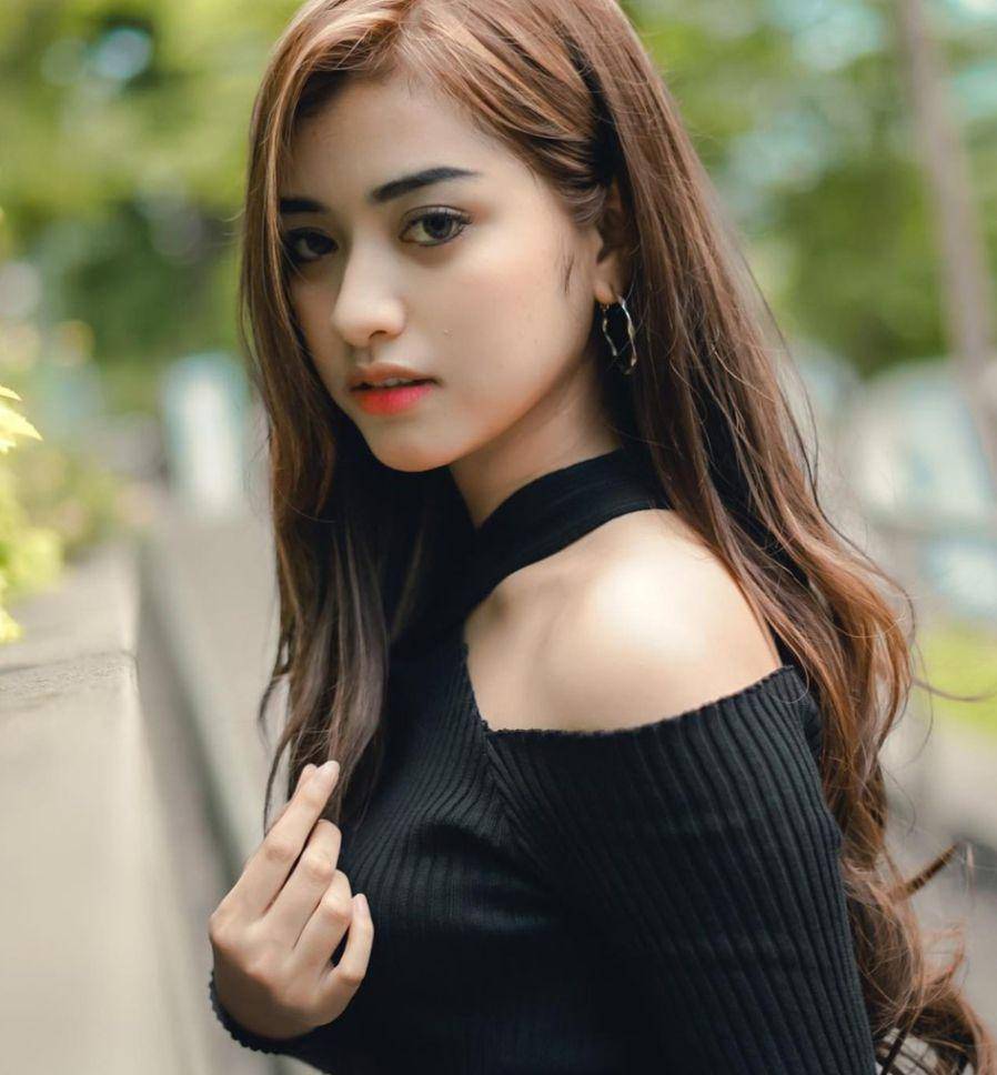 Adinda Patry (instagram.com/adindahalonaa)