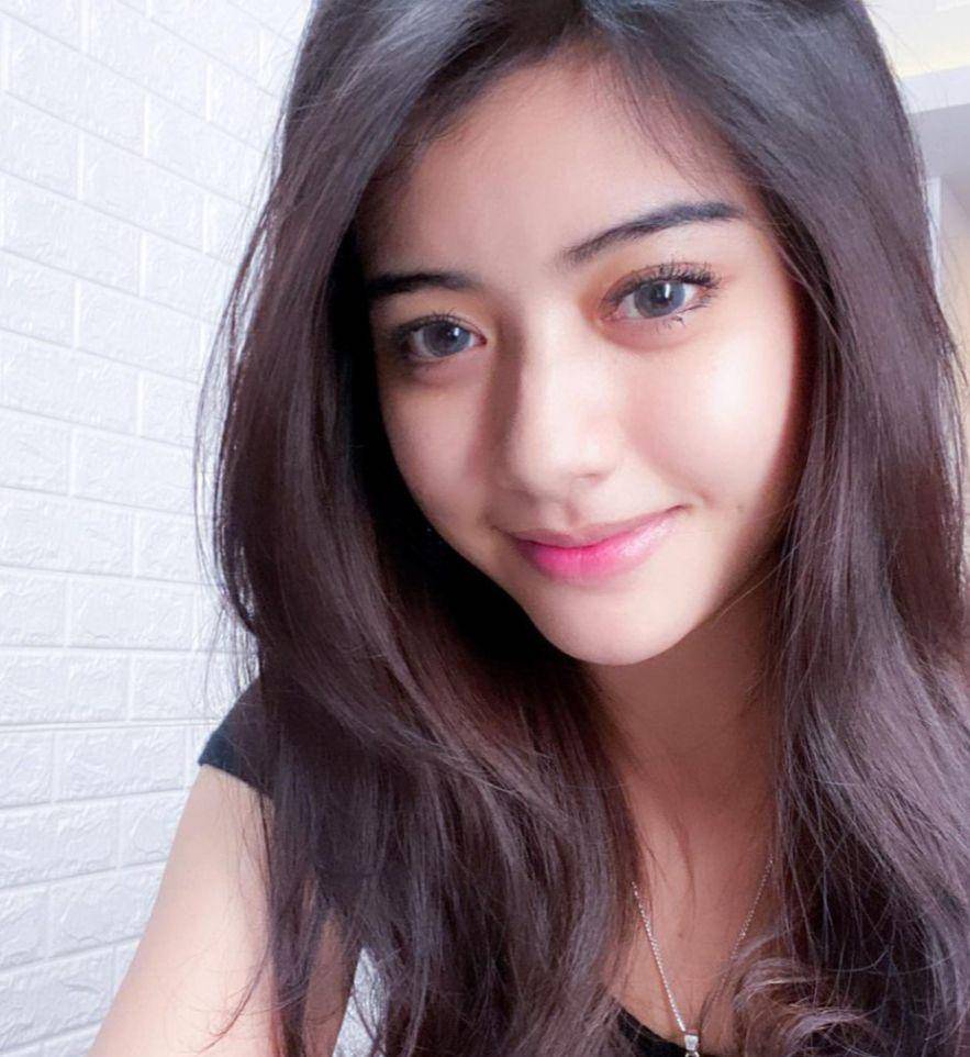 Adinda Patry (instagram.com/adindahalonaa)