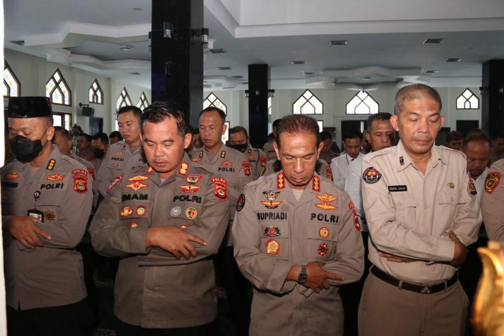 Polda Sumsel Salat Ghaib Doakan Dirkrimsus Kombes Pol Agung Marlinto