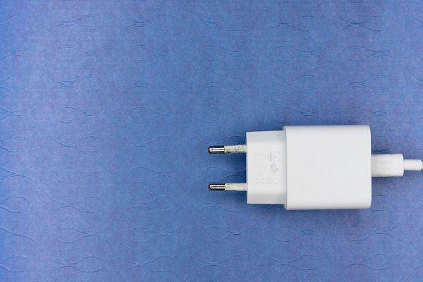 ilustrasi charger iPhone (unsplash.com/Markus Winkler)