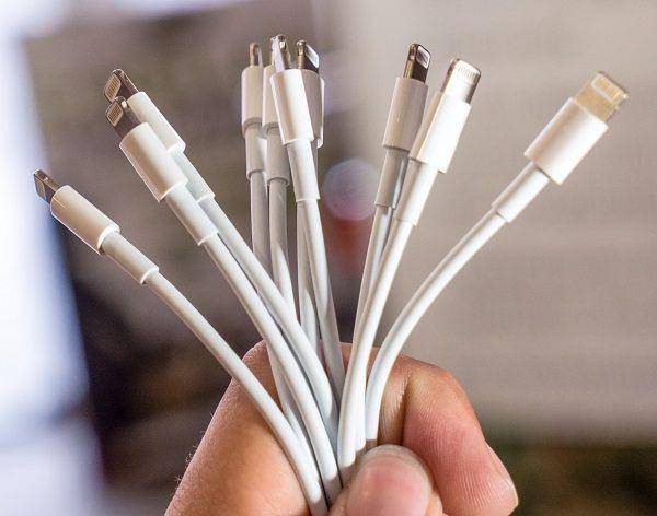 ilustrasi charger iPhone palsu (unsplash.com/Mika Baumeister)