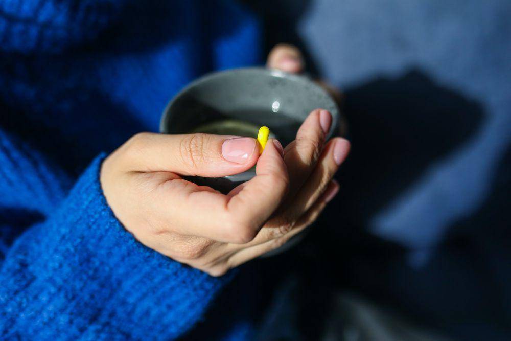 ilustrsi minum obat dengan teh hijau (pexels.com/Polina Tankilevitch)