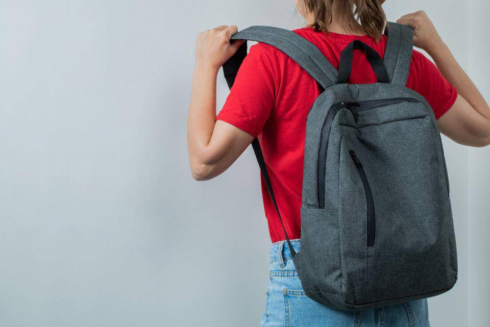 ilustrasi ransel bahan dinir (freepik.com/azerbaijan_stockers)