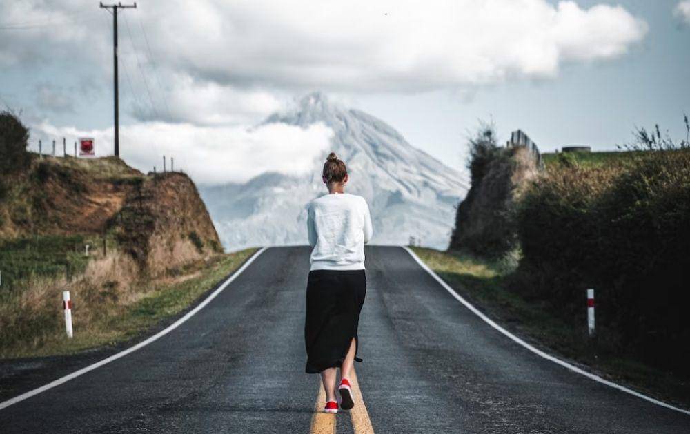 ilustrasi berjalan sendirian (freepik.com/wirestock)