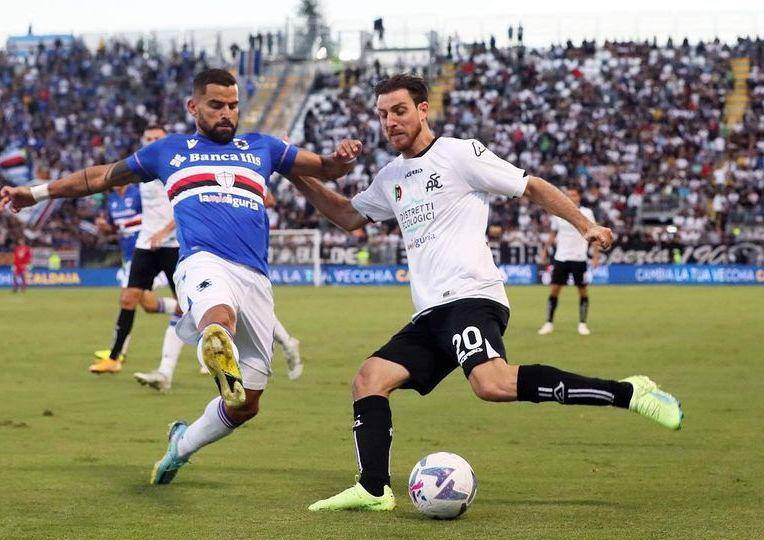 Simone Bastoni (kanan) ketika membela Spezia Calcio. (instagram.com/simonebastoni96)