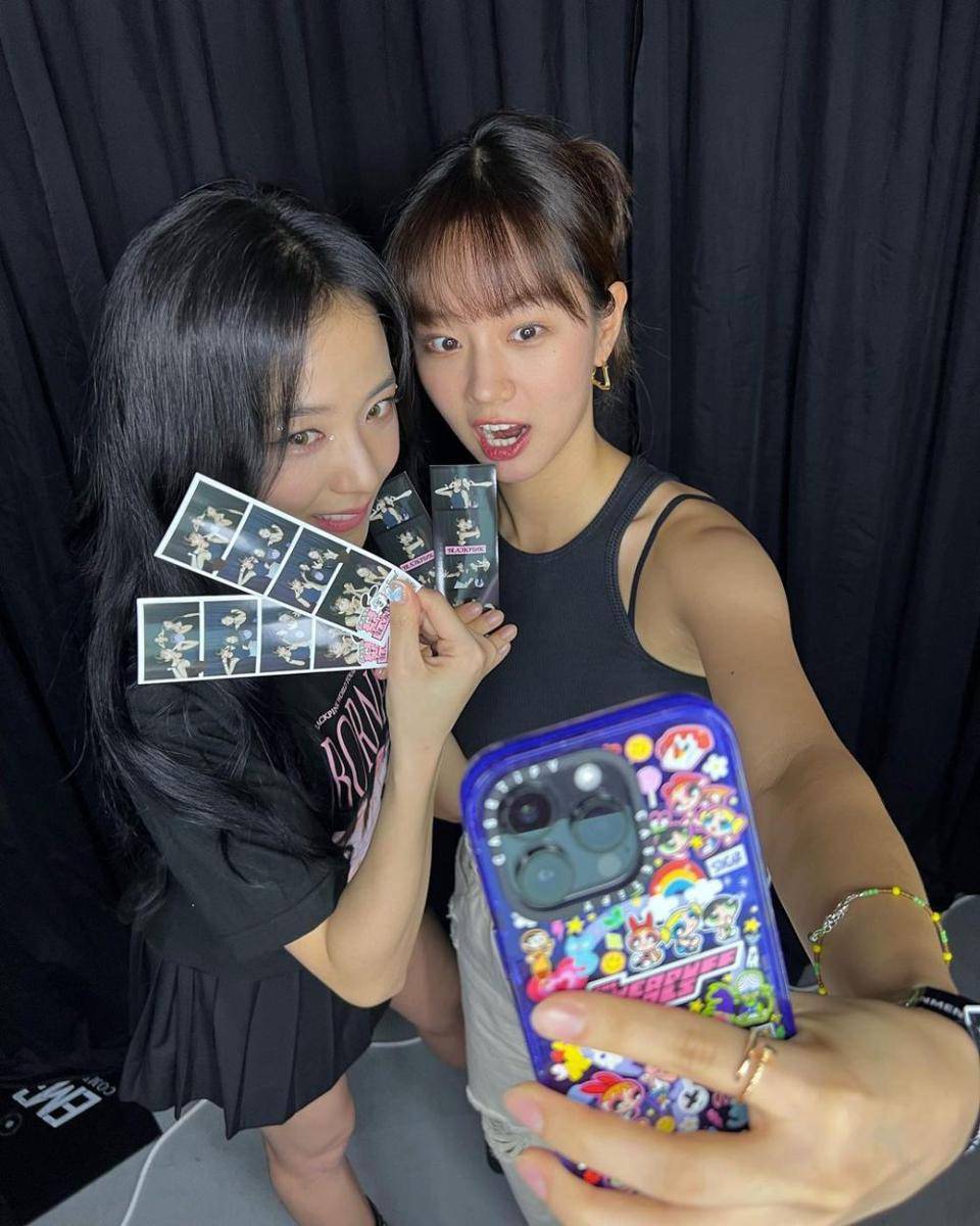 Hyeri dan Jisoo di BORN PINK TOUR FINALE IN SEOUL (instagram.com/hyeri_0609)