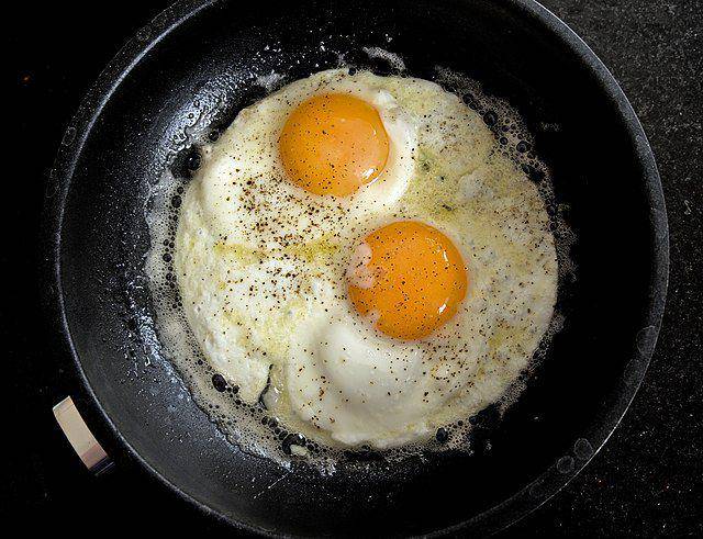ilustrasi telur goreng (commons.wikimedia.org/Balise42)