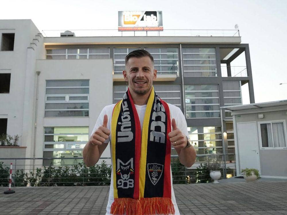 Ylber Ramadani saat resmi bergabung dengan Lecce. (instagram.com/uslecce)