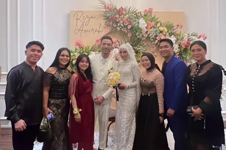 9 Potret Tamu Artis di Acara Ngunduh Mantu Reza D'Academy dan Amirah