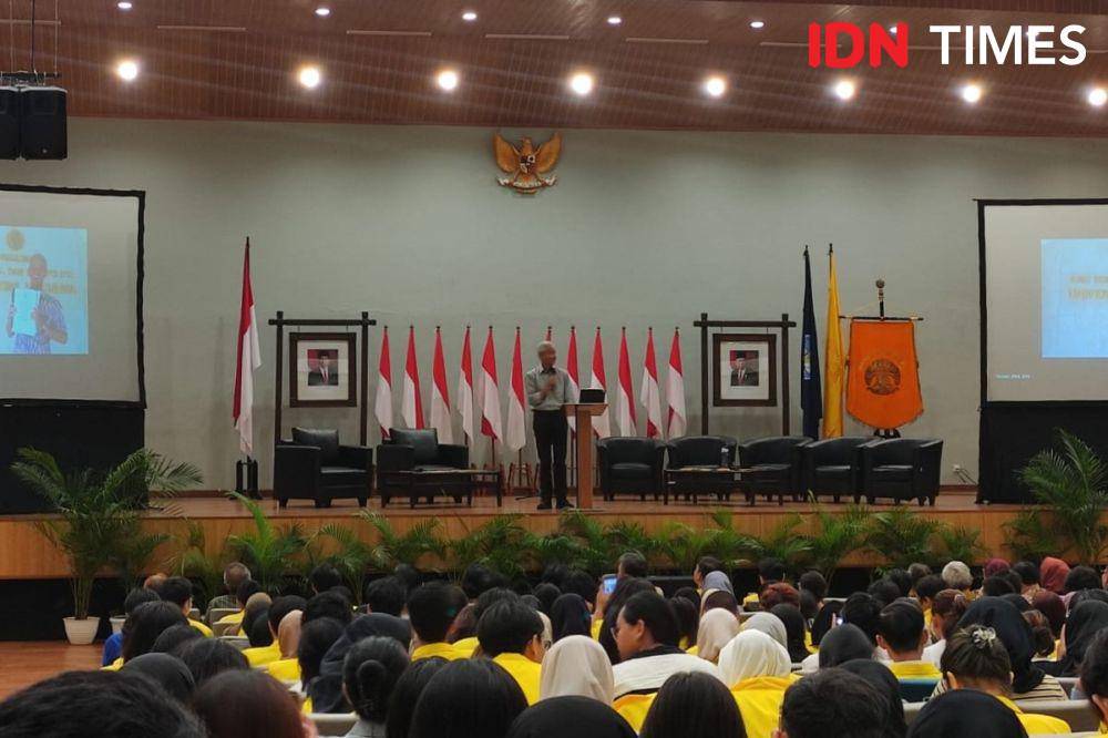 Mantan Gubernur Jawa Tengah dan bacapres dari PDIP, Ganjar Pranowo saat menghadiri Kuliah Kebangsaan FISIP UI (IDN Times/Yosafat Diva Bayu Wisesa)