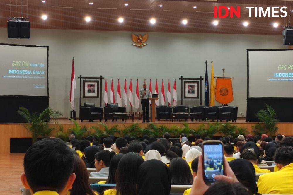 Mantan Gubernur Jawa Tengah dan bacapres dari PDIP, Ganjar Pranowo saat menghadiri Kuliah Kebangsaan FISIP UI (IDN Times/Yosafat Diva Bayu Wisesa)