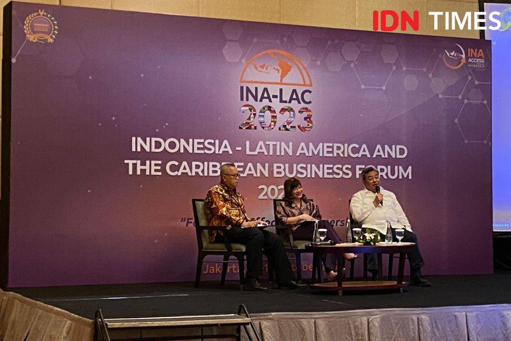 Direktur Jenderal Amerika dan Eropa Kementerian Luar Negeri RI Umar Hadi (kanan) dan Ketua Umum APINDO, Shinta Kamdani. (IDN Times/Sonya Michaella)