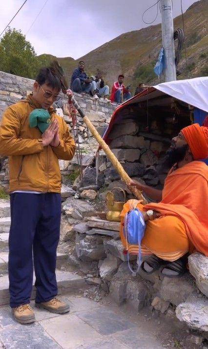 momen Denny Sumargo beri pertapa Nepal rokok (instagram.com/sumargodenny)