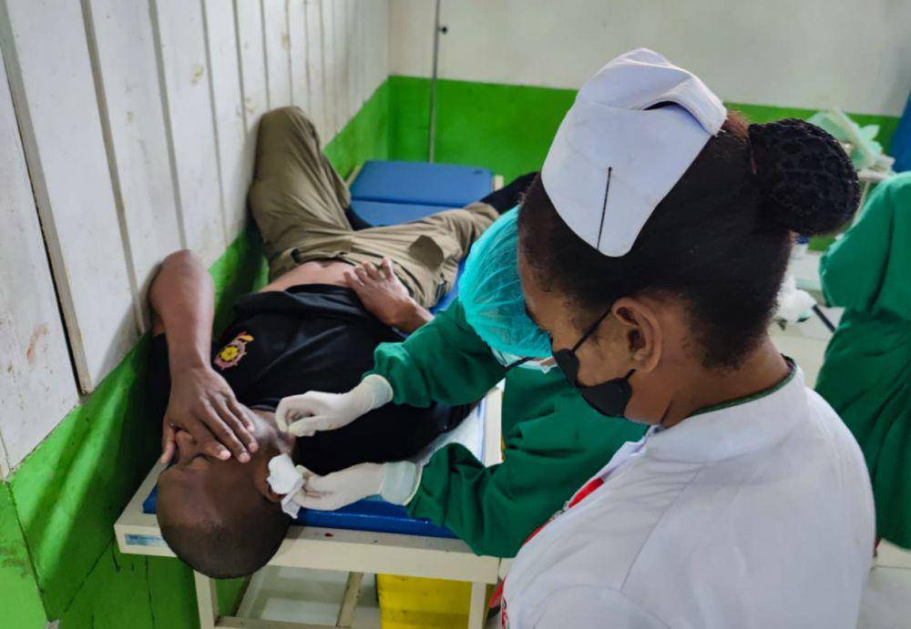 Korban Simon Petrus Sroyer saat mendapatkan perawatan medis di RSUD Oksibil, Pegunungan Bintang, Papua Pegunungan, Selasa (19/9/2023). (IDN Times/Istimewa)