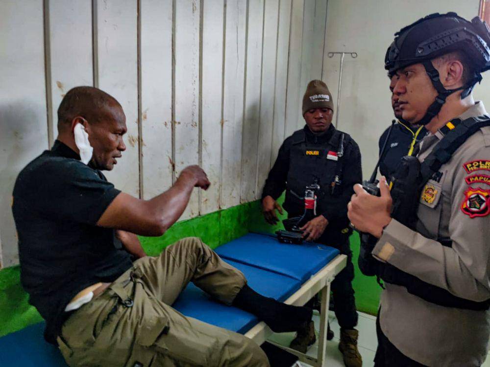 Korban Simon Petrus Sroyer saat memberikan keterangan kepada aparat kepolisian di RSUD Oksibil, Pegunungan Bintang, Papua Pegunungan, Selasa (19/9/2023). (IDN Times/Istimewa)