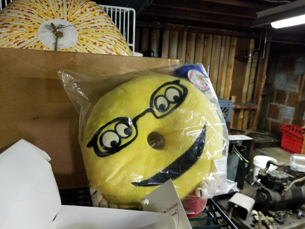 9 Potret Bantal Bentuk Aneh dan Creepy, Mending Beli Baru!