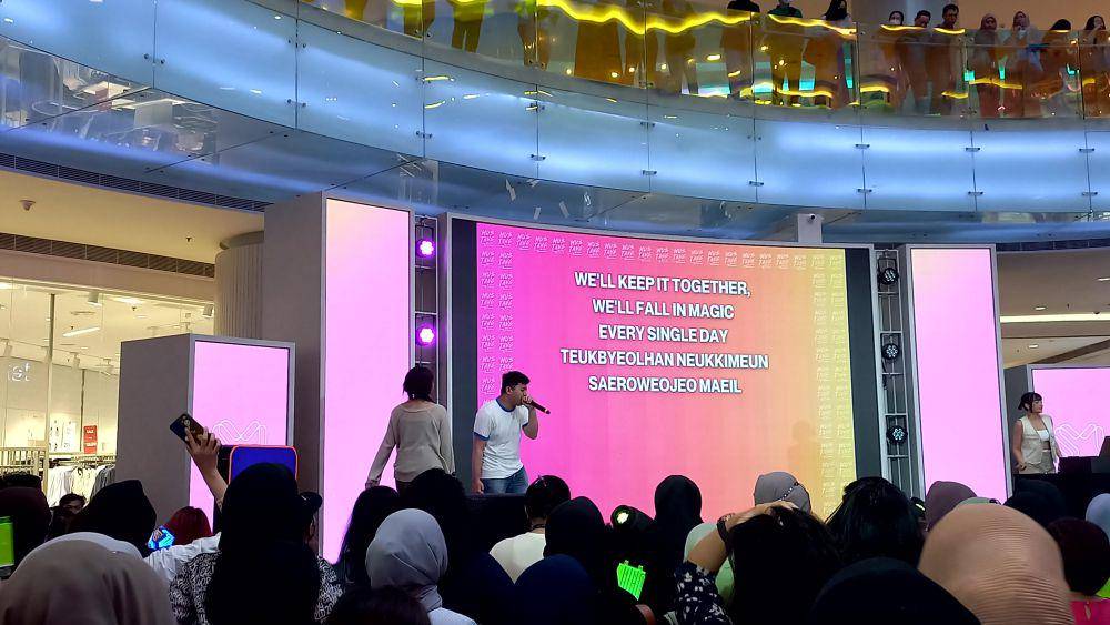 potret keseruan acara noraebang Suara Merdu Warga pada Selasa (19/9/2023) (dok. Pribadi/Ines Melia)