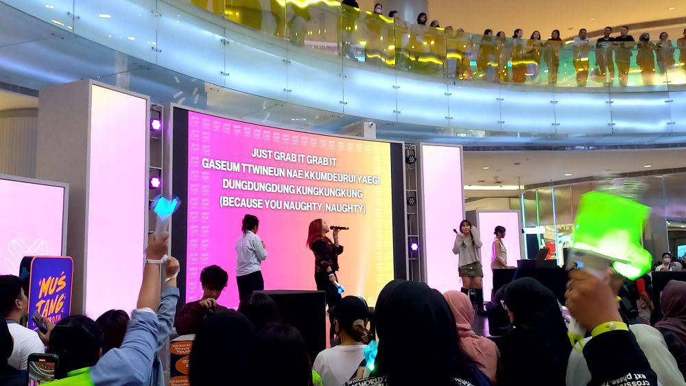 potret keseruan acara noraebang Suara Merdu Warga pada Selasa (19/9/2023) (dok. Pribadi/Ines Melia)