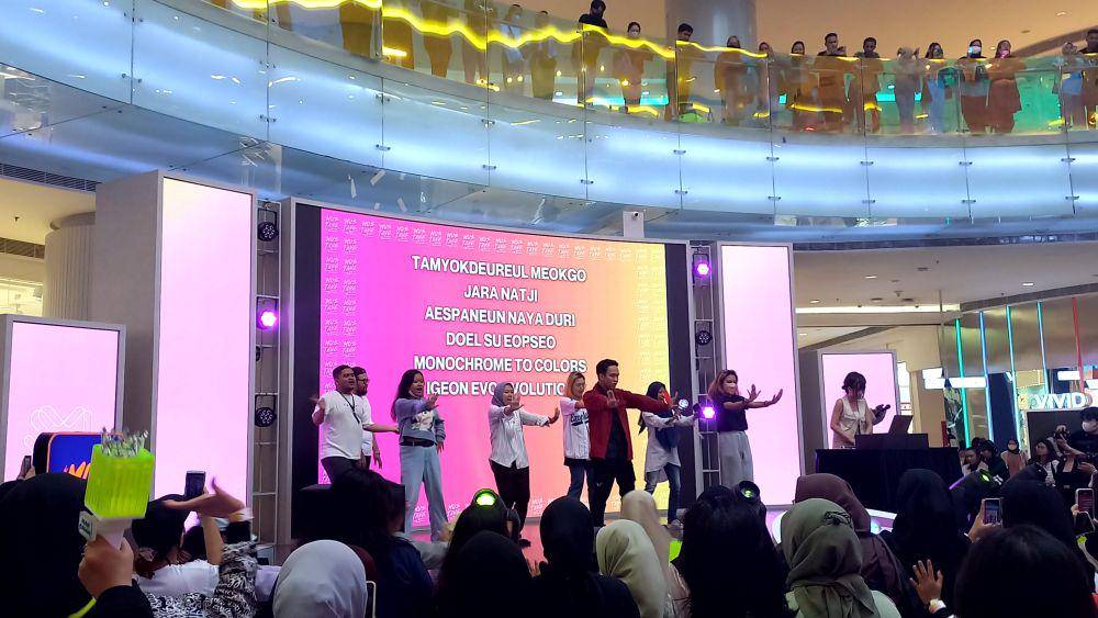 potret keseruan acara noraebang Suara Merdu Warga pada Selasa (19/9/2023) (dok. Pribadi/Ines Melia)