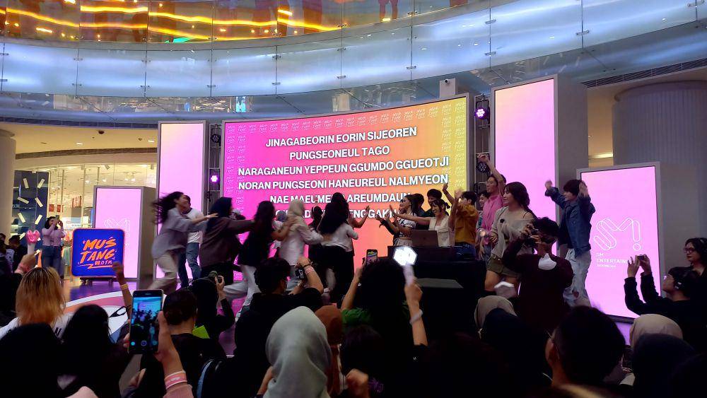potret keseruan acara noraebang Suara Merdu Warga pada Selasa (19/9/2023) (dok. Pribadi/Ines Melia)