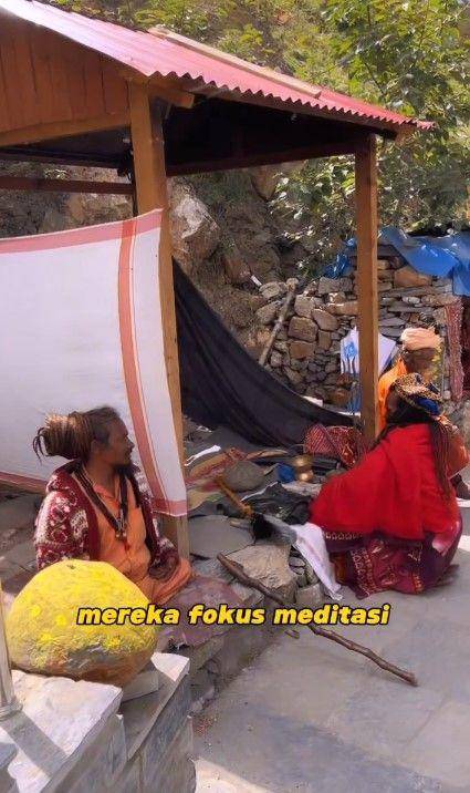 momen Denny Sumargo beri pertapa Nepal rokok (instagram.com/sumargodenny)