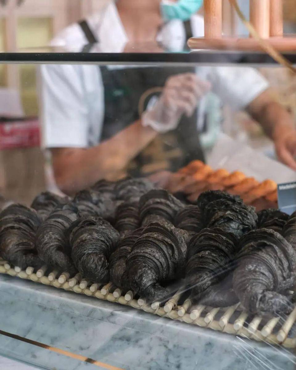 Black croissant yang hanya ada di Monsieur Spoon (Instagram.com/@monsieurspoon)
