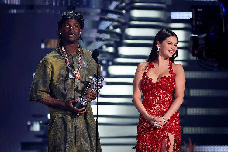 Rema dan Selena Gomez saat menerima penghargaan pada MTV Video Music Awards 2023. (instagram.com/mtv)