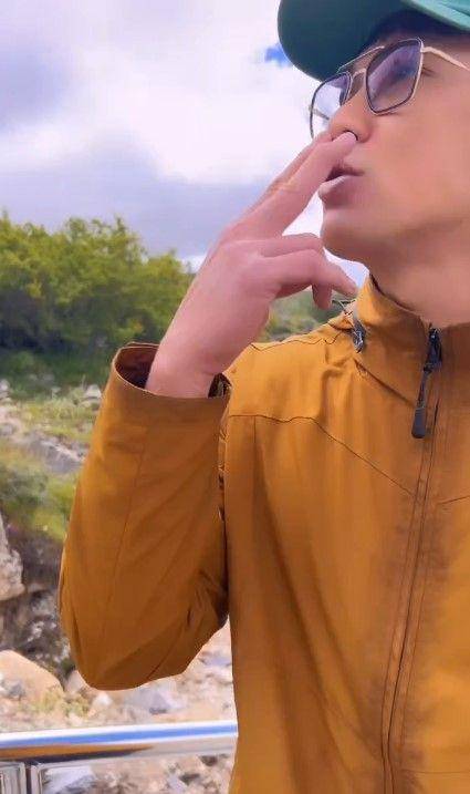 momen Denny Sumargo beri pertapa Nepal rokok (instagram.com/sumargodenny)