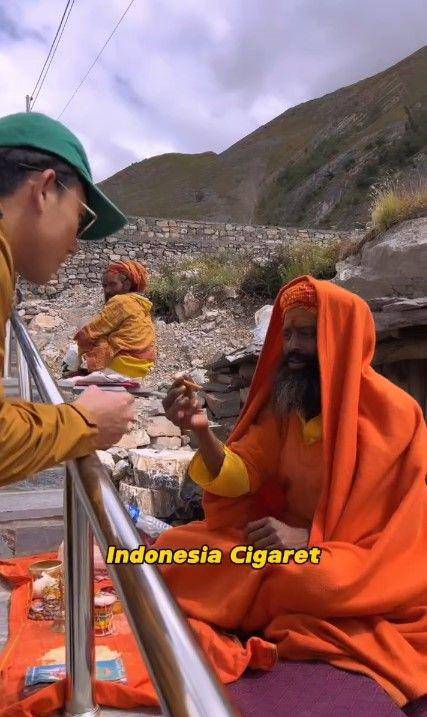 momen Denny Sumargo beri pertapa Nepal rokok (instagram.com/sumargodenny)