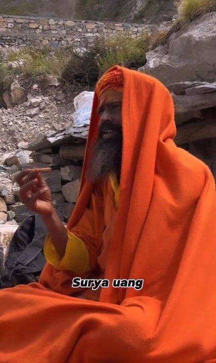 momen Denny Sumargo beri pertapa Nepal rokok (instagram.com/sumargodenny)