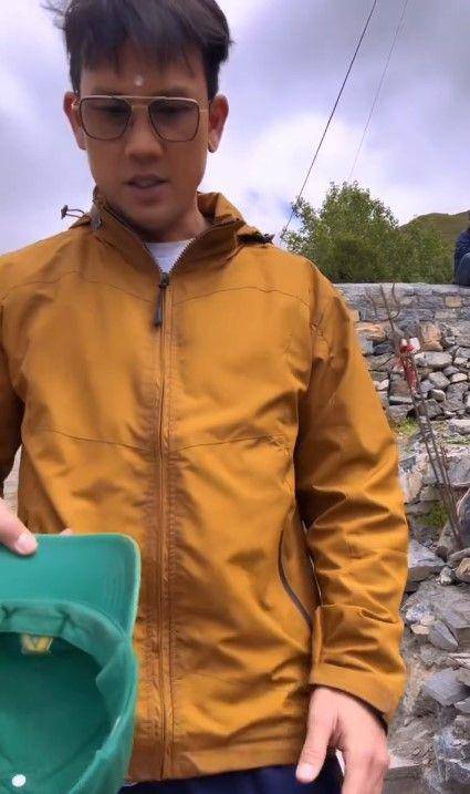 momen Denny Sumargo beri pertapa Nepal rokok (instagram.com/sumargodenny)