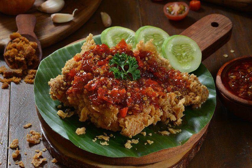 ayam goreng tepung dengan sambal geprek (pixabay.com/heri priana)