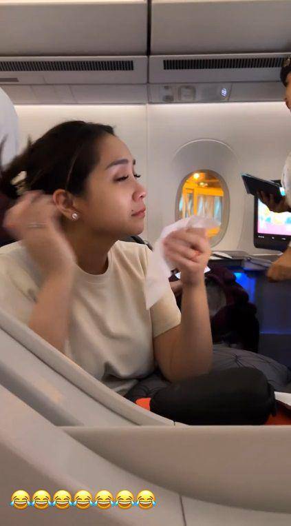 potret Nagita nangis di pesawat (instagram.com/raffinagita1717)