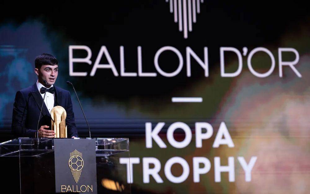 Pedri meraih Kopa Trophy 2021 (fcbarcelona.com)