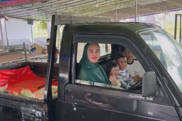 7 Potret Kartika Putri Ajak Anak Jalan-jalan Pakai Mobil Pick-up
