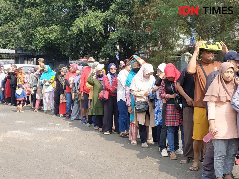 Warga Bandung Rela Antri Berjam-jam Demi Beras dan Minyak Murah